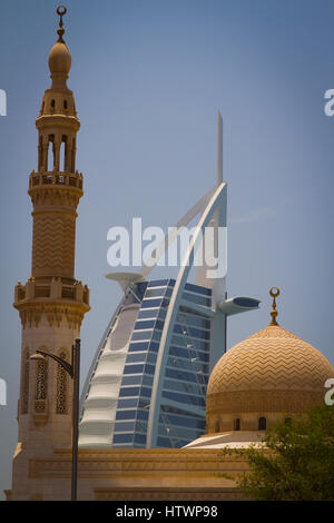 Hôtel Burj Al Arab et de la mosquée. La zone de Jumeirah. La ville de Dubaï. Dubaï. Emirats Arabes Unis. Banque D'Images