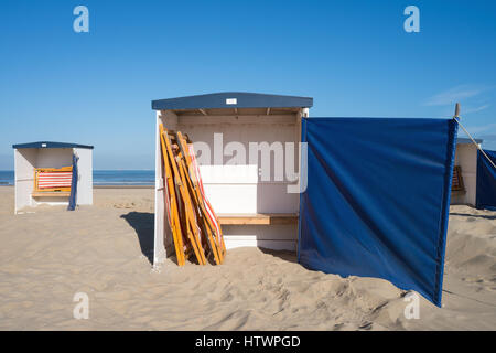 Cabines de plage traditionnel néerlandais à la côte de la mer du Nord Banque D'Images