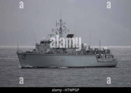 Le HMS Brocklesby (M33), une chasse contre les mines de classe de navire de la Marine royale, au début de l'exercice Joint Warrior 14-2. Banque D'Images