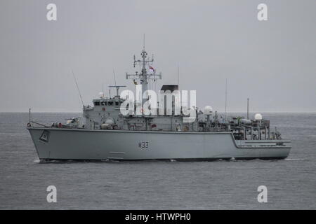 Le HMS Brocklesby (M33), une chasse contre les mines de classe de navire de la Marine royale, au début de l'exercice Joint Warrior 14-2. Banque D'Images