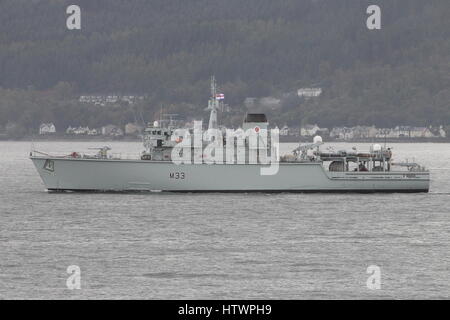 Le HMS Brocklesby (M33), une chasse contre les mines de classe de navire de la Marine royale, au début de l'exercice Joint Warrior 14-2. Banque D'Images