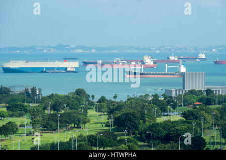 Les navires ancrés dans l'Est de mouillage au large de la Marina Bay, Singapour. Banque D'Images
