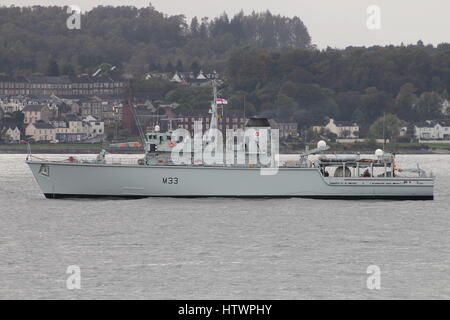 Le HMS Brocklesby (M33), une chasse contre les mines de classe de navire de la Marine royale, au début de l'exercice Joint Warrior 14-2. Banque D'Images