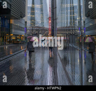 Lady se précipiter par avec parapluie sous la pluie dans la ville de Londres sur le tesson Banque D'Images