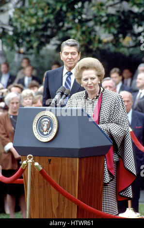 Le président des États-Unis, Ronald Reagan, à gauche, à l'écoute de premier ministre Margaret Thatcher de Grande-Bretagne, droite, commentaires au cours d'une cérémonie de bienvenue en son honneur sur la pelouse Sud de la Maison Blanche à Washington, D.C. le mercredi, Novembre 16, 1988 Banque D'Images