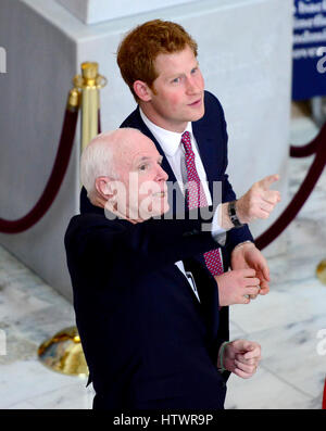 Escorté par le sénateur américain John McCain (républicain de l'Arizona), le prince Harry visite une exposition au Sénat Russell Immeuble de bureaux sur la colline du Capitole à Washington, D.C organisé par le HALO Trust le Jeudi, Mai 9, 2013 Le HALO Trust a pour but Banque D'Images