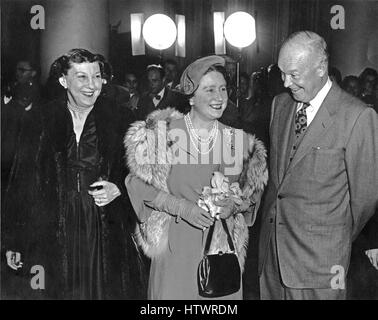 Le président des États-Unis, Dwight D. Eisenhower, droite, et la première dame Mamie Eisenhower, gauche, H.M Bienvenue La Reine Elizabeth, la Reine Mère de Grande-Bretagne, centre, à la Maison Blanche à Washington, DC pour un dîner en son honneur le 4 novembre 1954 Obligatoire Banque D'Images
