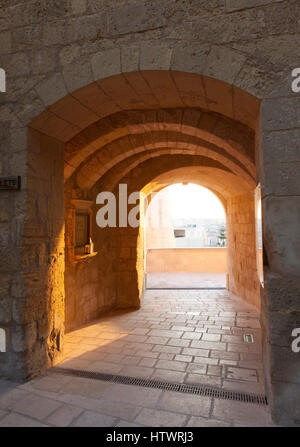 La porte menant dans citadelle de Gozo illustré à partir de l'arrière de la porte. Banque D'Images