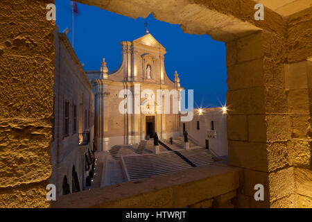 La cathédrale domine la place de la cathédrale à la citadelle de Gozo. Banque D'Images