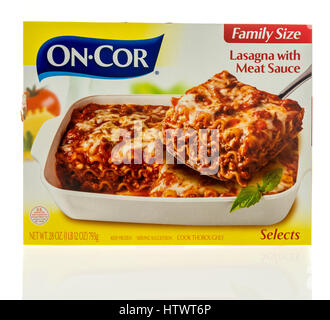 Winneconne, WI - 5 mars 2017 : Fort de cor sur lasagnes à la bolognaise sur un fond isolé. Banque D'Images