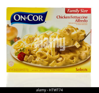 Winneconne, WI - 5 mars 2017 : Fort de sur CDR fettuccine Alfredo au poulet sur une base isolée. Banque D'Images