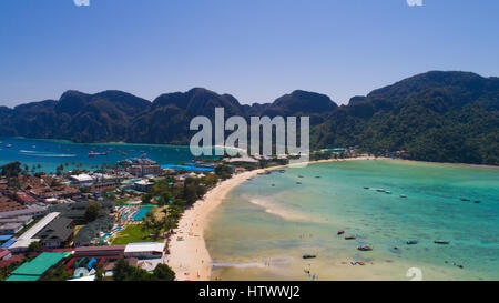 Drone aérien photo d'emblématique plage tropicale et resorts de l'île de Phi Phi, Thaïlande Banque D'Images