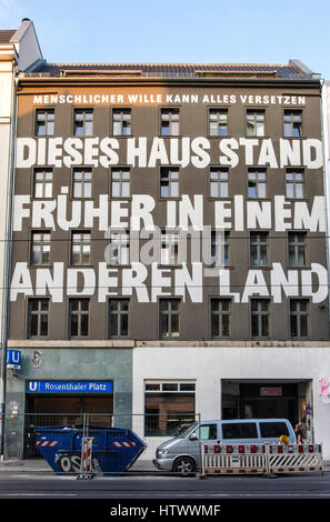 Berlin, la station de métro Rosenthaler Platz U8 entrée de Métro & sign dans la construction avec lettrage "Haus ieses Fruher Stand dans un Land'. Banque D'Images