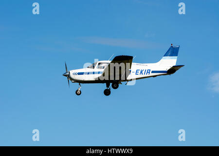 Piper PA28-161 Élève officier à l'aérodrome de Staverton, Gloucestershire, Royaume-Uni (G-EKIR) Banque D'Images