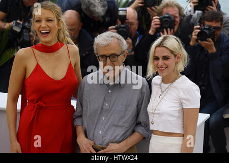 Blake Lively Woody Allen et Kristen Stewart au cafe Society Photocall au 69e festival annuel du film de Cannes l'actrice Blake Lively | Acteur Blake livel Banque D'Images