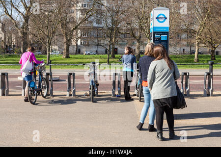 Personnes louer des vélos à l'aide de la Barclays Cycle Hire Scheme (Boris bikes) à Hyde Park, London, England, UK Banque D'Images