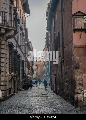 Les rues étroites dans Rome avec restaurants Banque D'Images