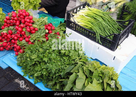 Petit marché de rue - le paysan vend des légumes frais - oignons, un radis, persil, etc. Banque D'Images