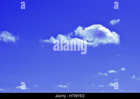 Nuage dans le ciel bleu. Banque D'Images