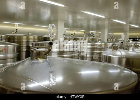 La fermentation du champagne dans des cuves en acier inoxydable à Lanson Champagne, Reims France Banque D'Images