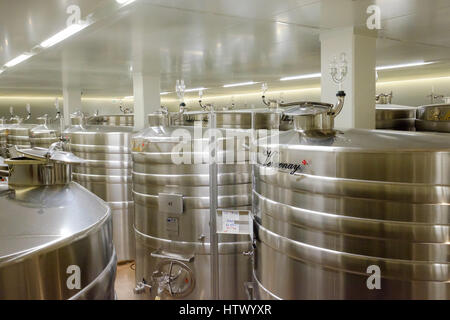 La fermentation du champagne dans des cuves en acier inoxydable à Lanson Champagne, Reims France Banque D'Images