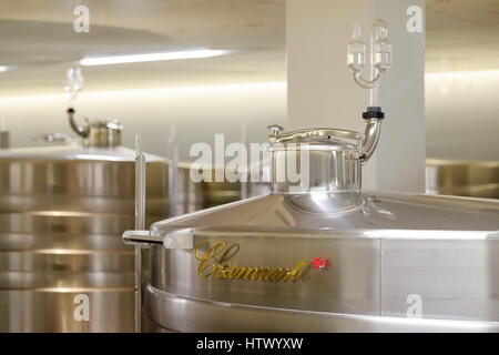 La fermentation du champagne dans des cuves en acier inoxydable à Lanson Champagne, Reims France Banque D'Images