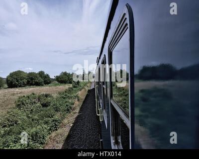 Vue depuis une fenêtre de train en mouvement Banque D'Images