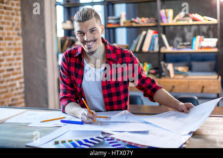 Male architect with blueprints Banque D'Images