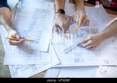 Architectes discussing blueprints Banque D'Images