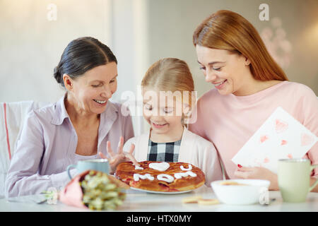 Famille de 3 femmes vont manger désert maison Banque D'Images