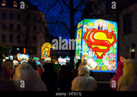 Carnaval de Bâle 2017. Petites lanternes colorées masque et une lanterne principale avec superman signer lundi matin dans les rues. Banque D'Images