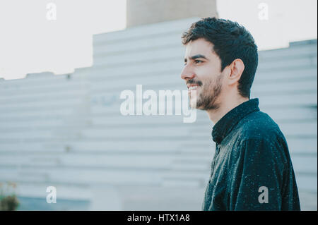 Jeune homme mexicain sur son profil Banque D'Images