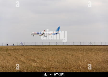 Prague, République tchèque - Le 12 mars : avion Flydubai atterrissage sur l'aéroport de Václav Havel le 12 mars 2017 à Prague, République tchèque. Banque D'Images