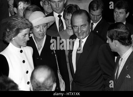 Le Prince et la princesse de Galles avec Jacques Chirac, le Maire de Paris, et son épouse Madame Bernadette Chirac (wearing hat), au cours d'une réception à l'Hôtel de Ville de Paris. Banque D'Images