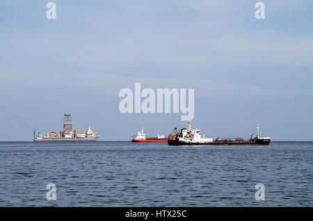 Le Challenger de l'île (à droite), un transporteur de produits pétroliers, située au large de la côte de Limassol, Chypre, avec d'autres navires. Banque D'Images