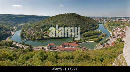 Ox Bow dans le Doubs vu depuis les remparts de la Citadelle de Besançon France fort au-dessus. La colline du centre est Chaudanne Banque D'Images