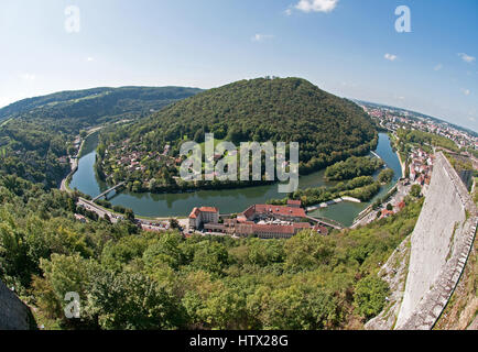 Ox Bow dans le Doubs vu depuis les remparts de la Citadelle de Besançon France fort au-dessus. La colline du centre est Chaudanne Banque D'Images