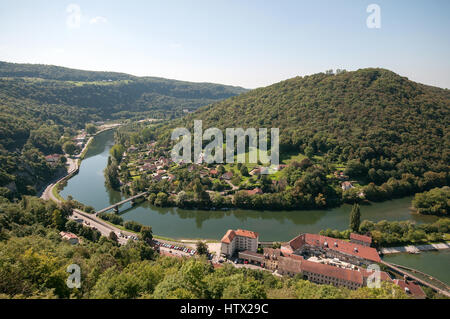 Ox Bow dans le Doubs vu depuis les remparts de la Citadelle de Besançon France fort au-dessus. La colline du centre est Chaudanne Banque D'Images