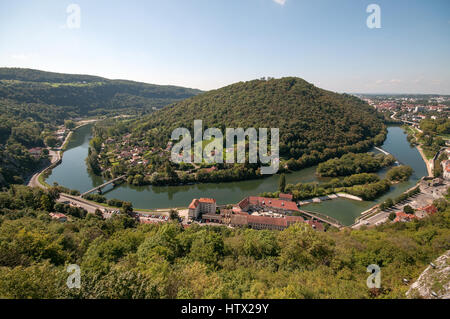 Ox Bow dans le Doubs vu depuis les remparts de la Citadelle de Besançon France fort au-dessus. La colline du centre est Chaudanne Banque D'Images