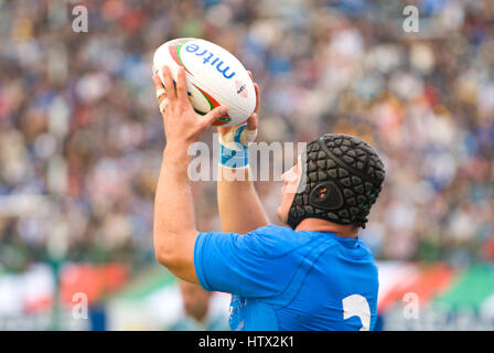 Rugby test match avec Italy-Argentina. Carlo Festuccia faisant la ligne de sortie au cours de match Banque D'Images