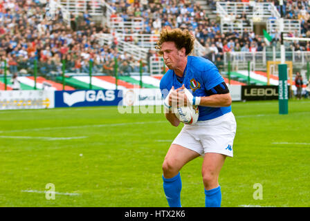 Rugby test match avec Italy-Argentina. Mauro Bergamasco en action sur l'aire de jeux Banque D'Images