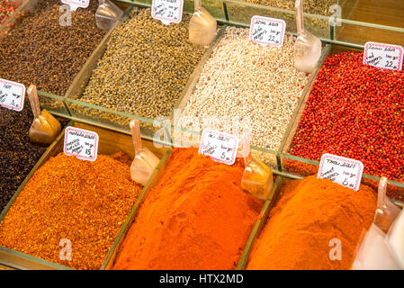 Épices colorés pour la vente à un marché à Istanbul Banque D'Images