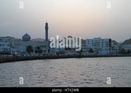 Soir descend sur Muttrah corniche à Muscat, Oman Banque D'Images