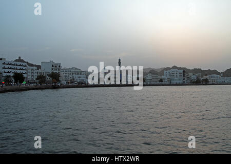 Soir descend sur Muttrah corniche à Muscat, Oman Banque D'Images