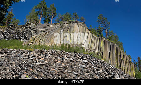 CA03042-00...CALIFORNIE - Mur de Devils Postpile orgues basaltiques au Monument National. Banque D'Images
