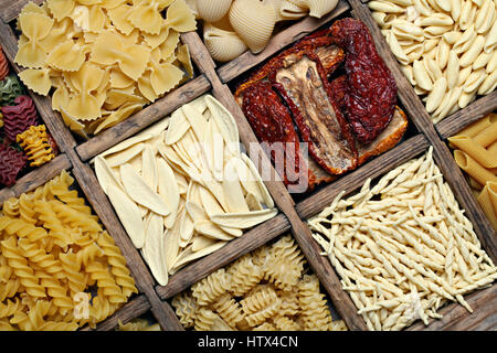 Image de fond de pâtes d'Italie. diverses pâtes dans une boîte en bois anciens Banque D'Images