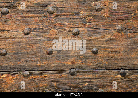 Fragment d'une porte antique en bois avec des ornements en fer Pavia, Italie Banque D'Images