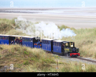 'Yeo' tire un train de voyageurs vers le point sur Penrhyn Fairbourne Railway, Fairbourne, Pays de Galles, de l'Europe Banque D'Images