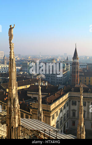 Vue sur Milan à partir du haut de la cathédrale Duomo di Milano (Italie) de la cathédrale de Milan. Banque D'Images