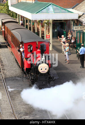 Duncan quitte la gare du quai à Tywyn sur la Talyllyn Railway, le Pays de Galles, Europe Banque D'Images